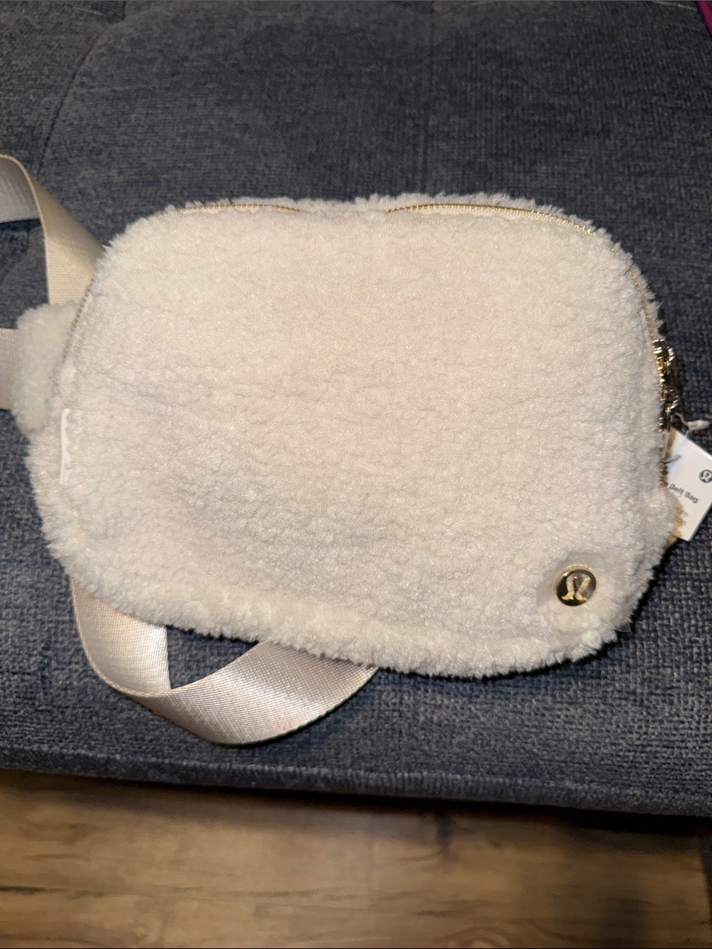 BRAND NEW lululemon athletica White Cream Sherpa Crossbody Belt Bag with Gold